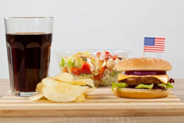 Deliciosa Hamburguesa Queso Con Carne Res Queso Cheddar Lechuga Lado — Foto de Stock