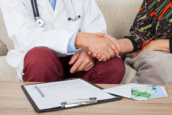 Foto Ravvicinata Una Donna Che Soldi Corrompere Medico — Foto Stock