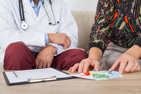 Foto Ravvicinata Una Donna Che Soldi Corrompere Medico — Foto Stock