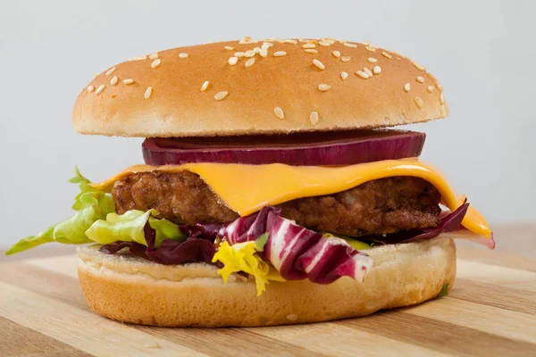 Close Foto Van Een Heerlijke Cheeseburger Met Rundvlees Cheddar Sla — Stockfoto
