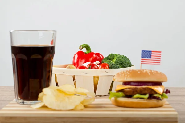 Вкусный Чизбургер Говядиной Чеддером Салатом Картофельными Чипсами Бокалом Кока Колы — стоковое фото