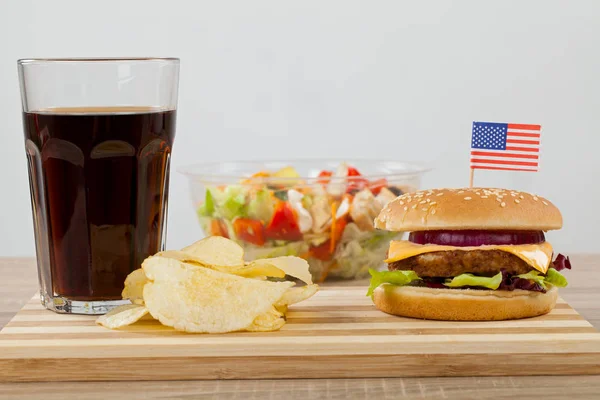 Smacznego Cheeseburger Wołowiny Cheddar Sałata Boku Chipsy Szklankę Napoju Coca — Zdjęcie stockowe