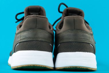 Fotoğrafı rahat mens Ayakkabı gri arka plan üzerine kapatın. Yeni, şık, rahat Ayakkabı