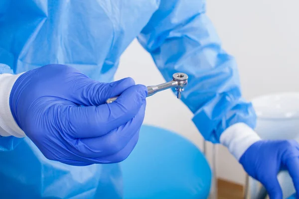Κοντινό Πλάνο Εικόνα Χειρουργός Οδοντίατρος Φορώντας Μπλε Γάντια Και Παλτό — Φωτογραφία Αρχείου