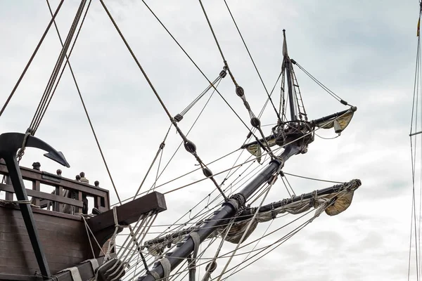 一个木制的船桅杆与绳索反对多云的天空的美丽的图片 — 图库照片