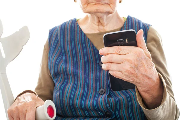 Zamknij Się Obraz Starszą Kobietę Niepełnosprawnych Posiadających Kuli Inteligentny Telefon — Zdjęcie stockowe