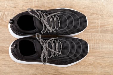 Fotoğrafı rahat mens Ayakkabı ahşap zemin üzerine kapatın. Yeni, şık, rahat, spor ayakkabı