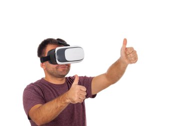 Vr kulaklık giyen genç bir adamın resmi