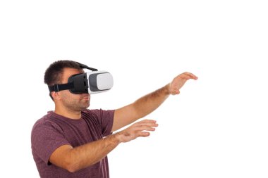 Vr kulaklık giyen genç bir adamın resmi