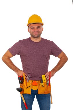 Portre yakışıklı tamirci holding araçları üzerinde kameraya gülümseyen izole