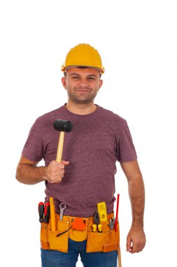 Portre yakışıklı tamirci holding araçları üzerinde kameraya gülümseyen izole