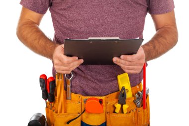 Bir tamirci toolbelt ve bir Pano izole arka planda tutarak fotoğrafı kapatın