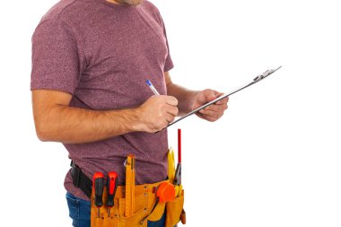Bir tamirci toolbelt ve bir Pano izole arka planda tutarak fotoğrafı kapatın