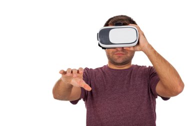 Vr kulaklık giyen genç bir adamın resmi