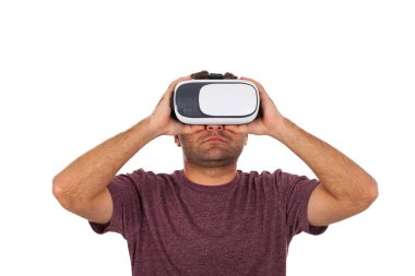Vr kulaklık giyen genç bir adamın resmi