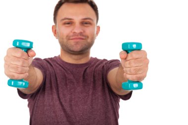 Dumbbell izole arka planda tutan genç bir adam fotoğrafı