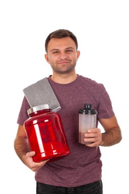  Bir kutu protein tutan genç bir adam resmi oluşturan kapatın