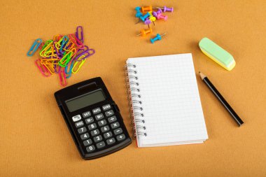 Sayaç, kalem, defter, ATAÇ - kağıt arka plan üzerinde okul ve ofis malzemeleri