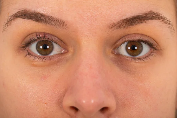 Aşırı Yakın Genç Bir Kadının Kahverengi Göz Resmi Oluşturan — Stok fotoğraf