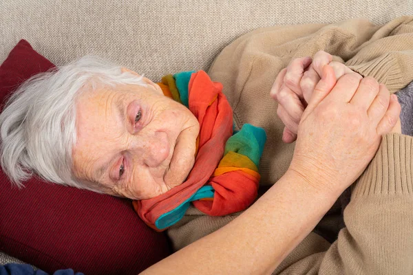 Imagen Cerca Una Anciana Enferma Con Fiebre Descansando Sofá Las — Foto de Stock