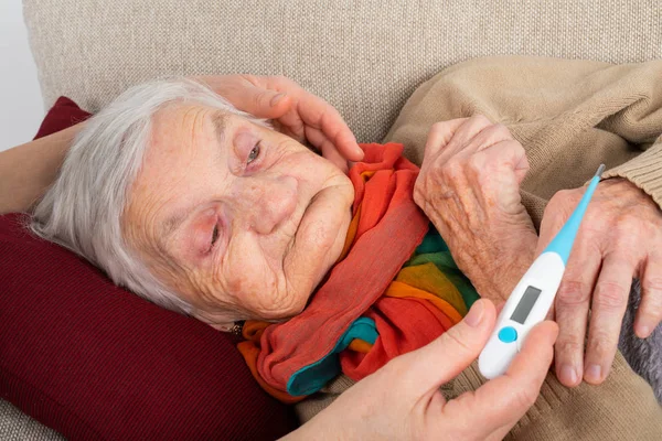 Close Foto Van Zieke Ouderen Vrouw Rust Bank Verzorgers Hand — Stockfoto