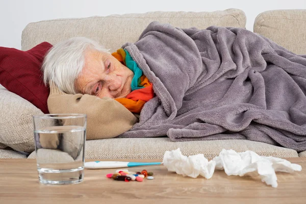 Senior Mulher Sentindo Doente Está Deitado Sofá Envolto Cobertor Influenza — Fotografia de Stock