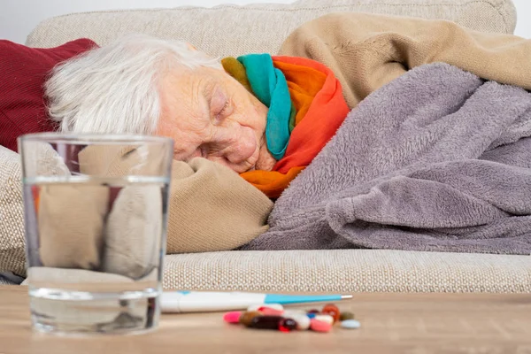 Senior Mulher Sentindo Doente Está Deitado Sofá Envolto Cobertor Influenza — Fotografia de Stock