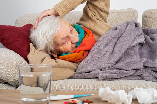 Senior Mulher Sentindo Doente Está Deitado Sofá Envolto Cobertor Influenza — Fotografia de Stock