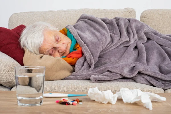 Mulher idosa com gripe — Fotografia de Stock