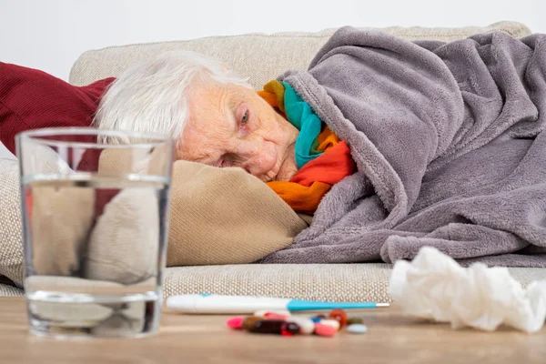У пожилой женщины грипп — стоковое фото