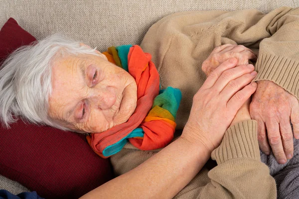 Kranke alte Frau auf dem Sofa — Stockfoto