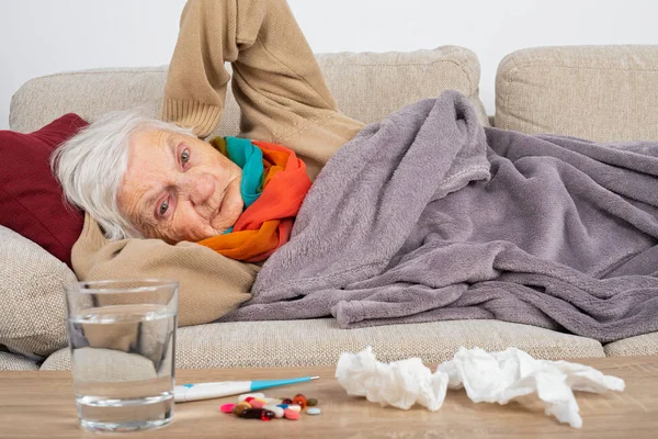 Mujer mayor con gripe —  Fotos de Stock