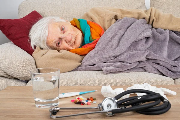 Ill woman on the couch — Stock Photo, Image