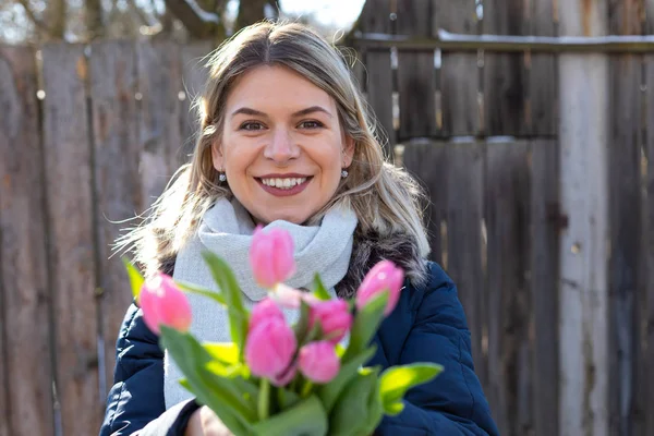 Mulher encantadora com tulipas — Fotografia de Stock