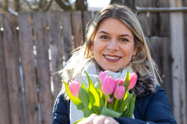 Mulher encantadora com tulipas — Fotografia de Stock