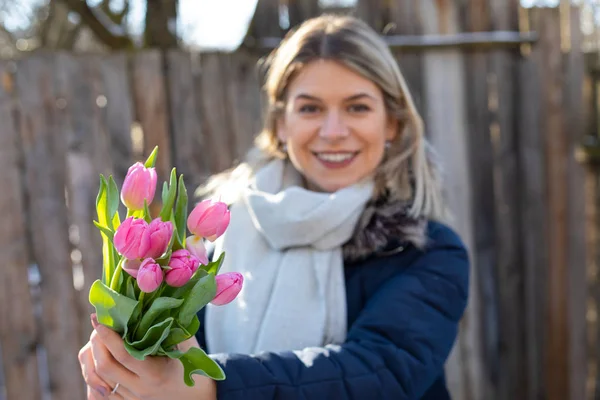 Очаровательная женщина с тюльпанами — стоковое фото