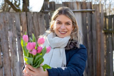 Lale ile büyüleyici kadın
