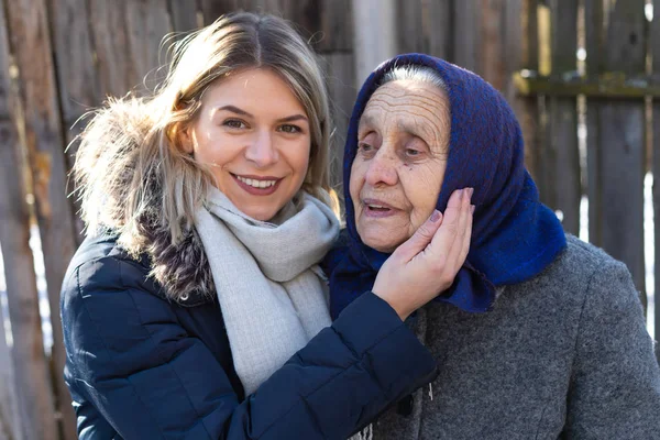 Passer du temps avec grand-mère — Photo