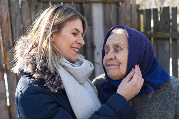 Tijd doorbrengen met oma — Stockfoto