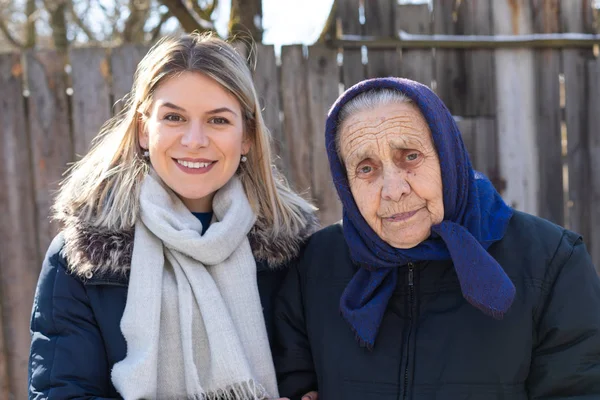 Pasar tiempo con la abuela — Foto de Stock