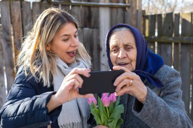 Kadın açık bir selfie alarak