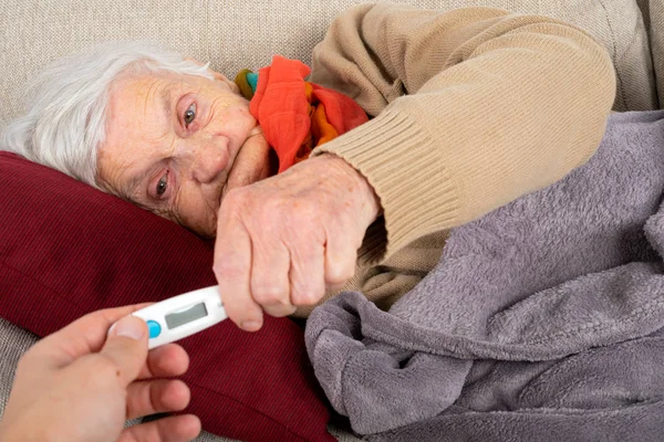 病気の年配の女性 - 発熱 — ストック写真