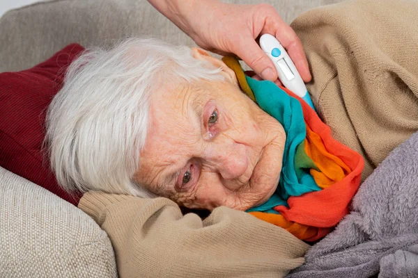 Zieke senior vrouw - koorts — Stockfoto