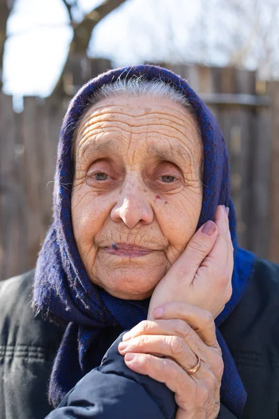 Retrato de una anciana al aire libre — Foto de Stock