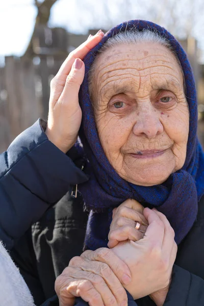 Retrato de una anciana al aire libre — Foto de Stock