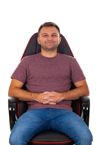 Hombre sonriente sentado en una silla —  Fotos de Stock