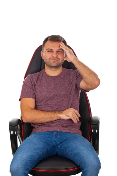 Mladý muž sedí na židli — Stock fotografie