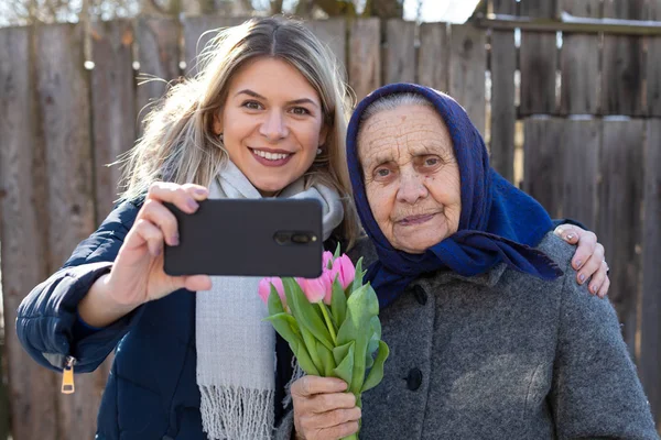 Kobiety przyjmujące selfie odkryty — Zdjęcie stockowe