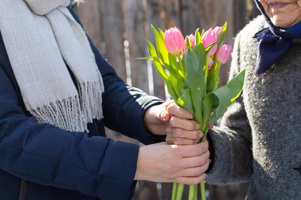 Flower bouquet to grandma — Stock Photo, Image