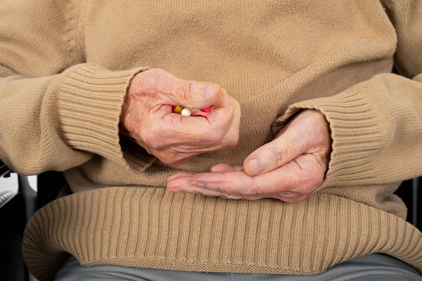 Las manos ancianas sosteniendo pastillas —  Fotos de Stock